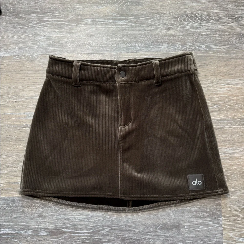 Alo Yoga Ribbed Velour Baller Mini Skirt - Macchiato